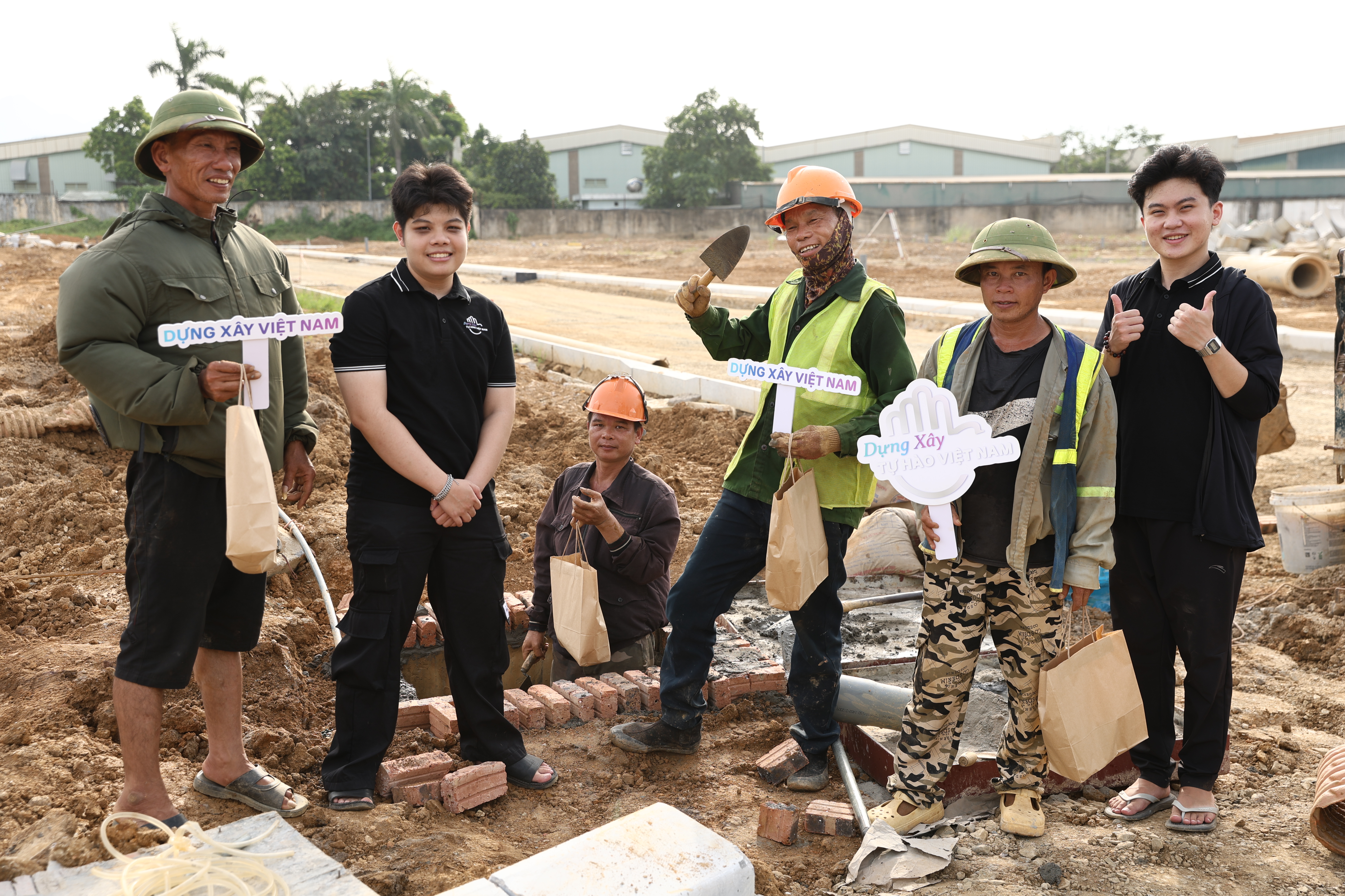 Hậu trường truyền thông
