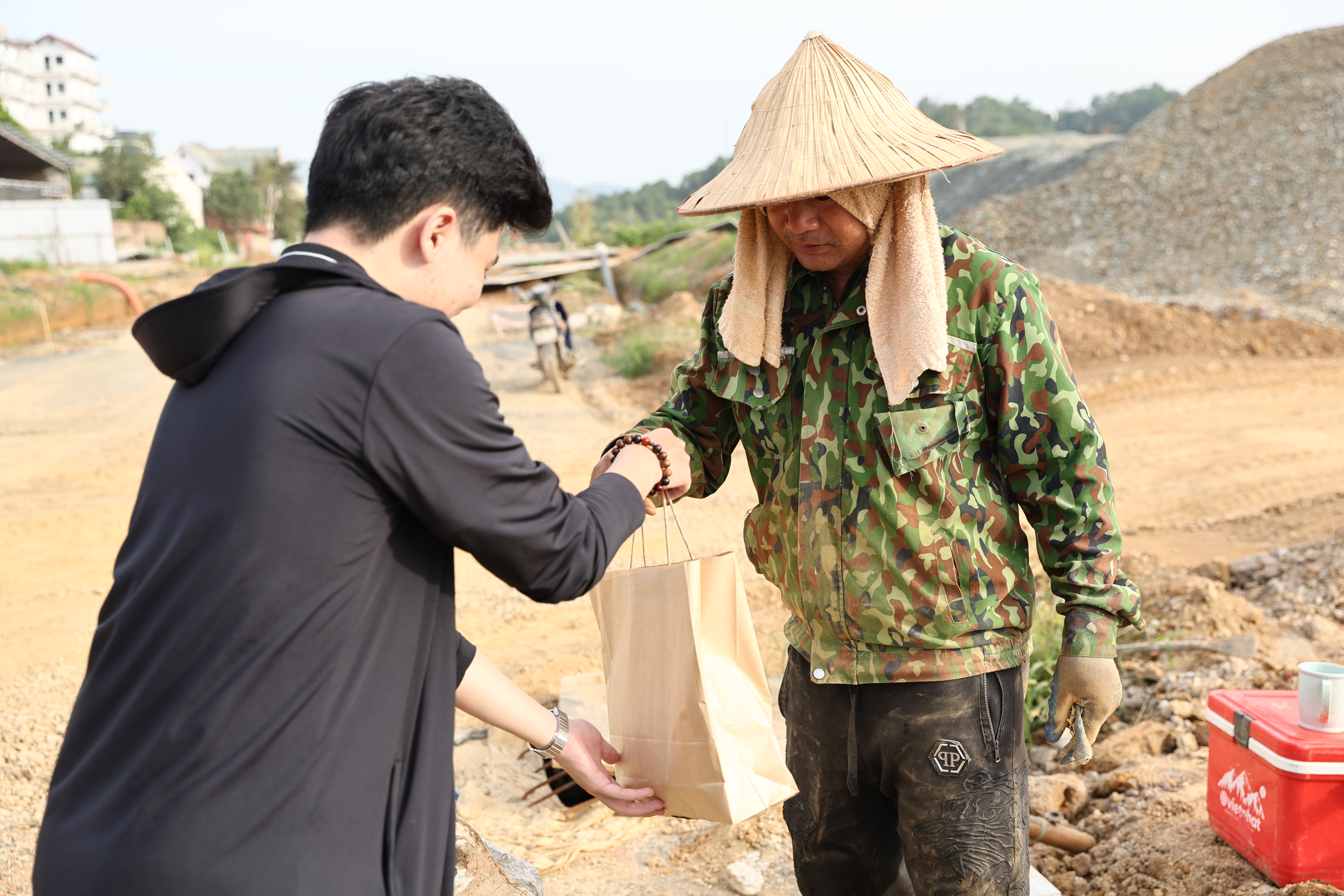 Hậu trường truyền thông