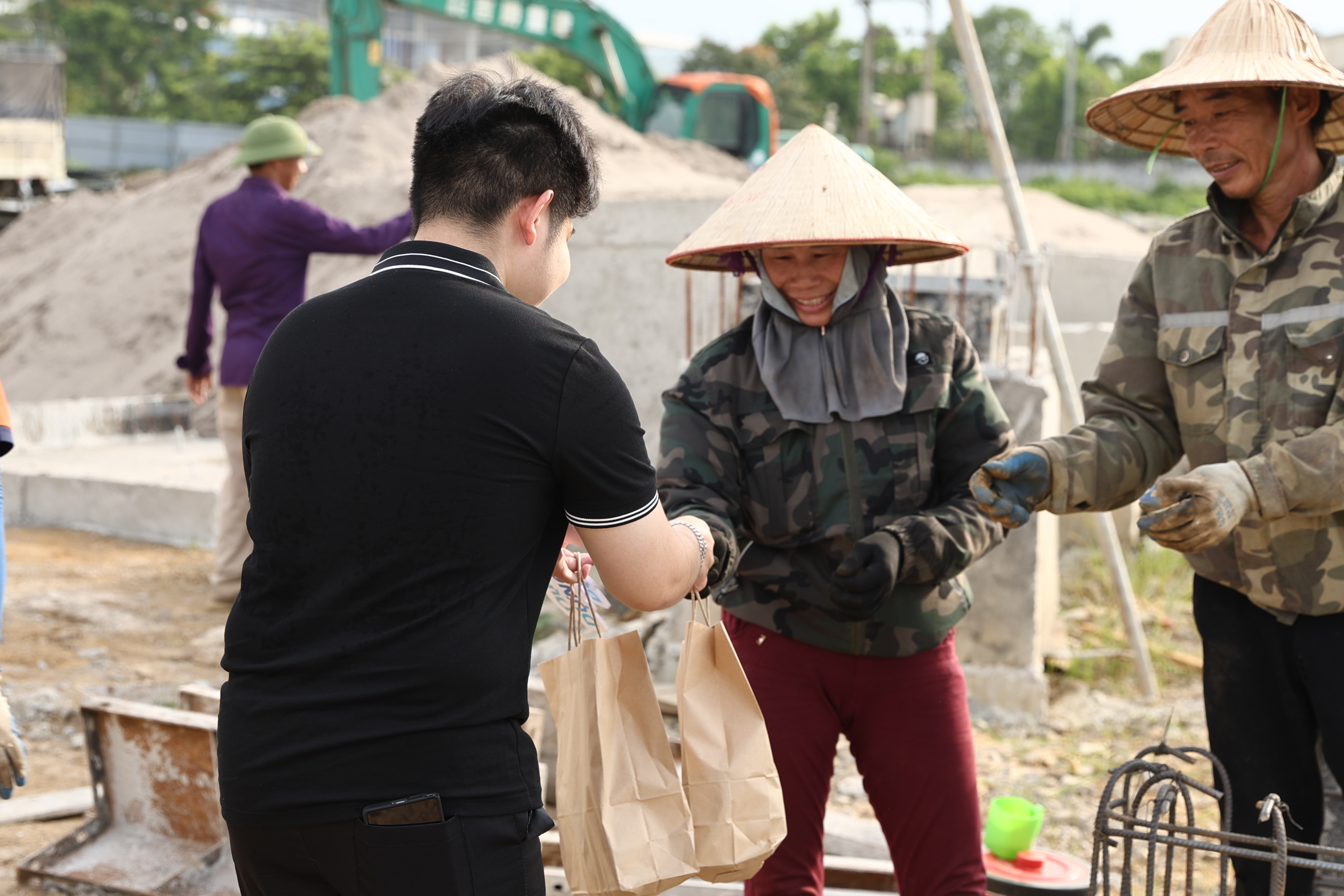 Hậu trường truyền thông